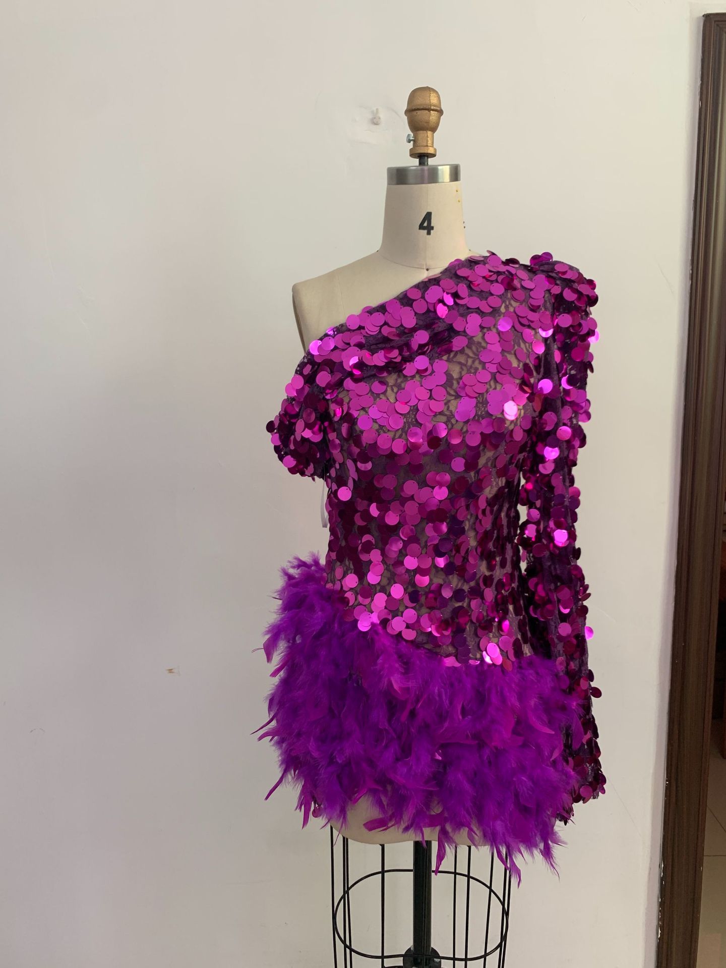 Purple Sequined Feather Skirt One-shoulder Sleeve Short Dress Luxury Party Stage Performance Dress